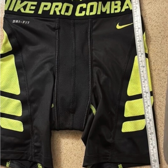 Nike Black and Green Performance Shorts - Picture 5 of 6